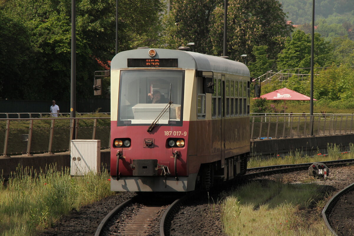 187 017 der Hsb am 20.05.2022 bei der Einfahrt nach Wernigerode. Laut Anschriften ist er zugelassen nach de Straßenbahn BetriebsOrdnung BoStrab...