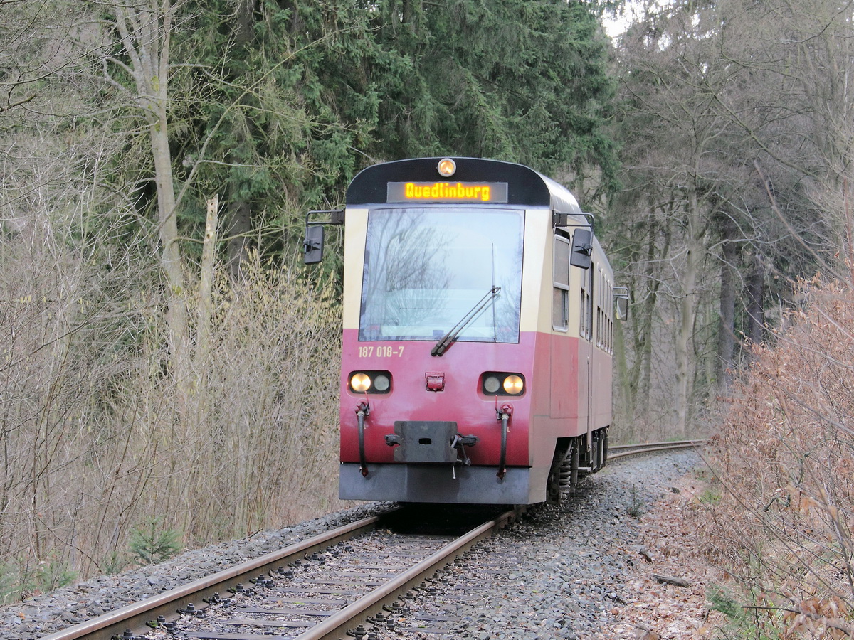 187 018-7 als HSB 8972 nach Quedlinburg am 22. Februar 2014 bei der Einfahrt in den Haltepunkt Drahtzug.