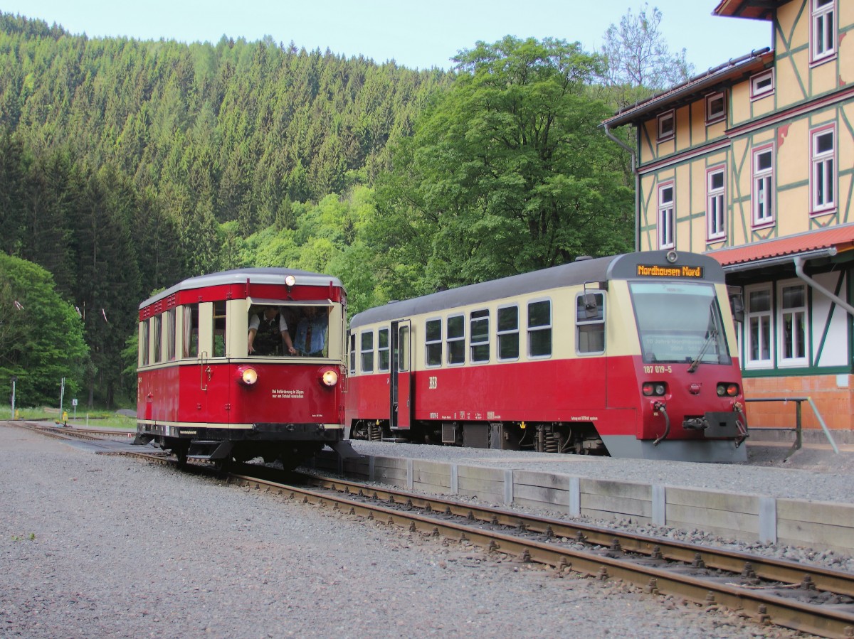 187 019-5 und 187 001-3 (GHE T1) im Bahnhof Eisfelder Talmühle am 24. Mai 2014.

GHE steht für Gernrode-Harzgeroder Eisenbahn-Gesellschaft.

