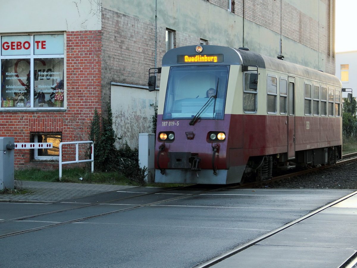 187 019-5 kurz vor dem Bahnübergang in der Albert-Schweitzer-Strasse in Quedlinburg in  Richtung Endbahnhof Quedlinburg als HSB 8972 am 15. Dezember 2013.
Dieser Triebwagen kam  aus Nordhausen. 