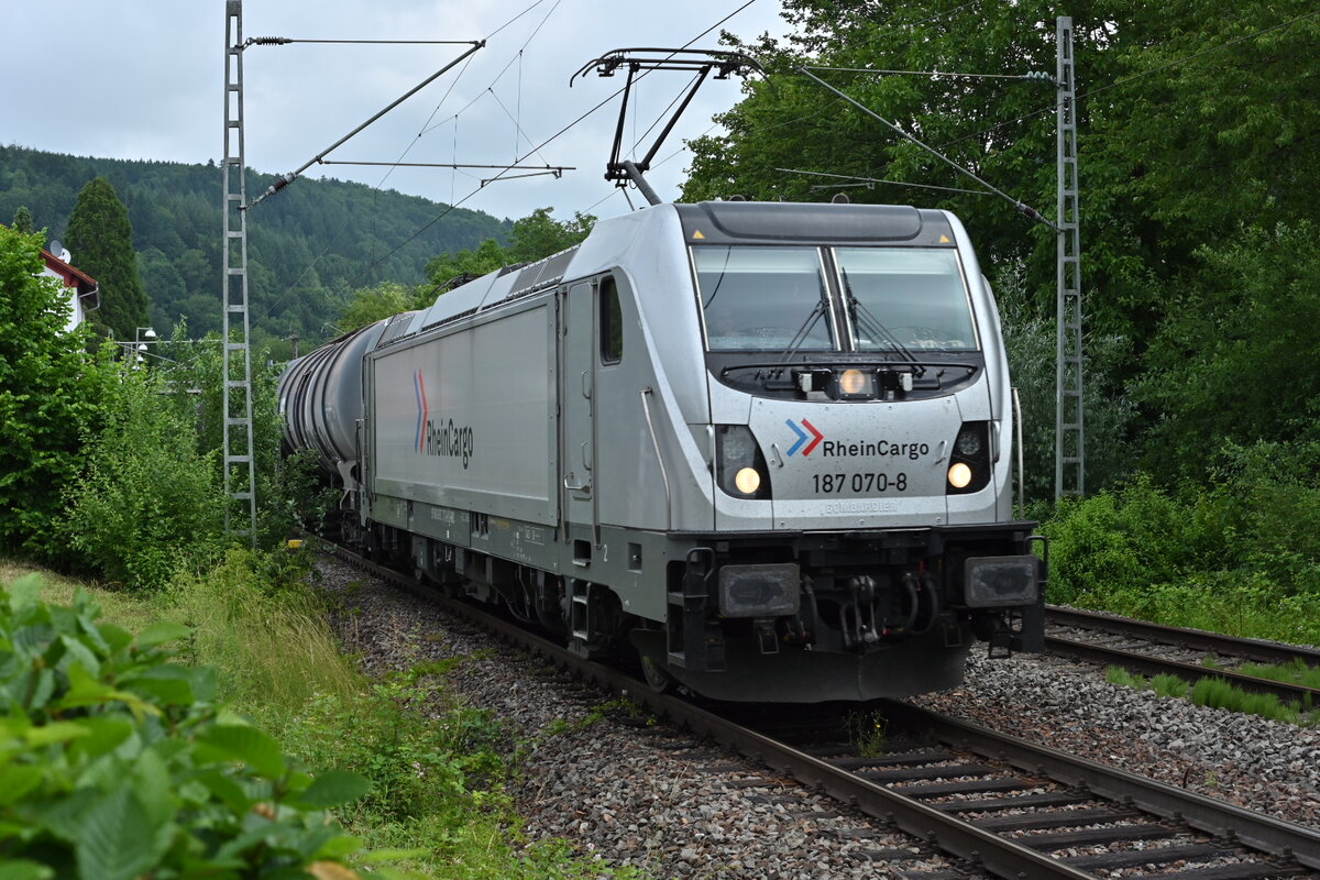 187 070-8  von RHC am 22.6.2021 mit einem Öler durch Neckargerach gen Heilbronn. 