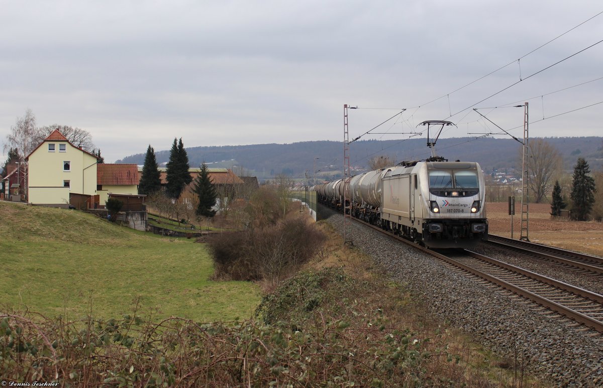 187 070-8 RHC durchfährt mit einem Kesselzug das kleine Örtchen Beulshausen im Landkreis Northeim am 24.02.2018