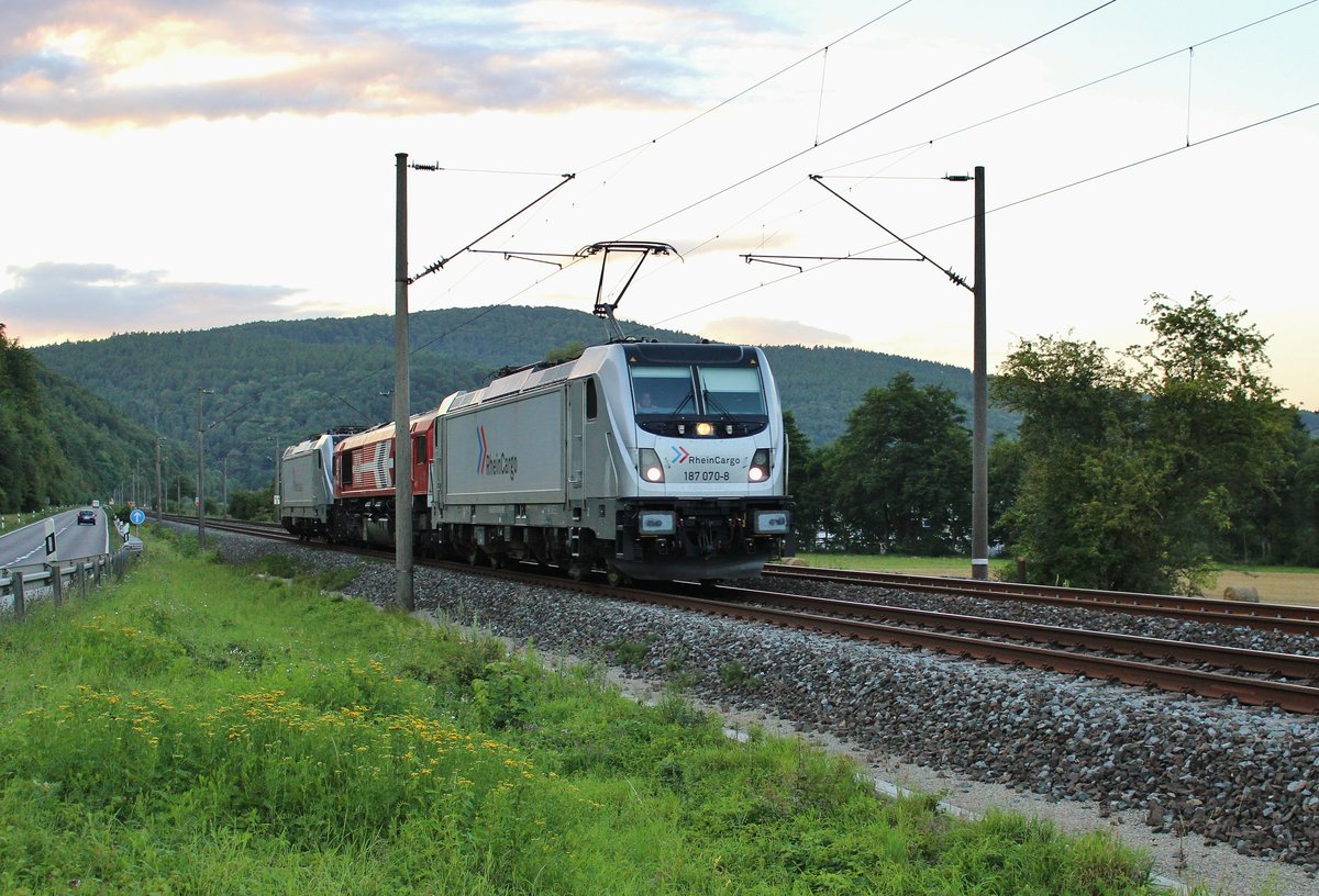 187 070-8 (Rhein Cargo) mit DE 672 (266 072-8 HGK) und 187 075-7 (Rhein Cargo) zu sehen am 04.08.17 bei Neuendorf. 