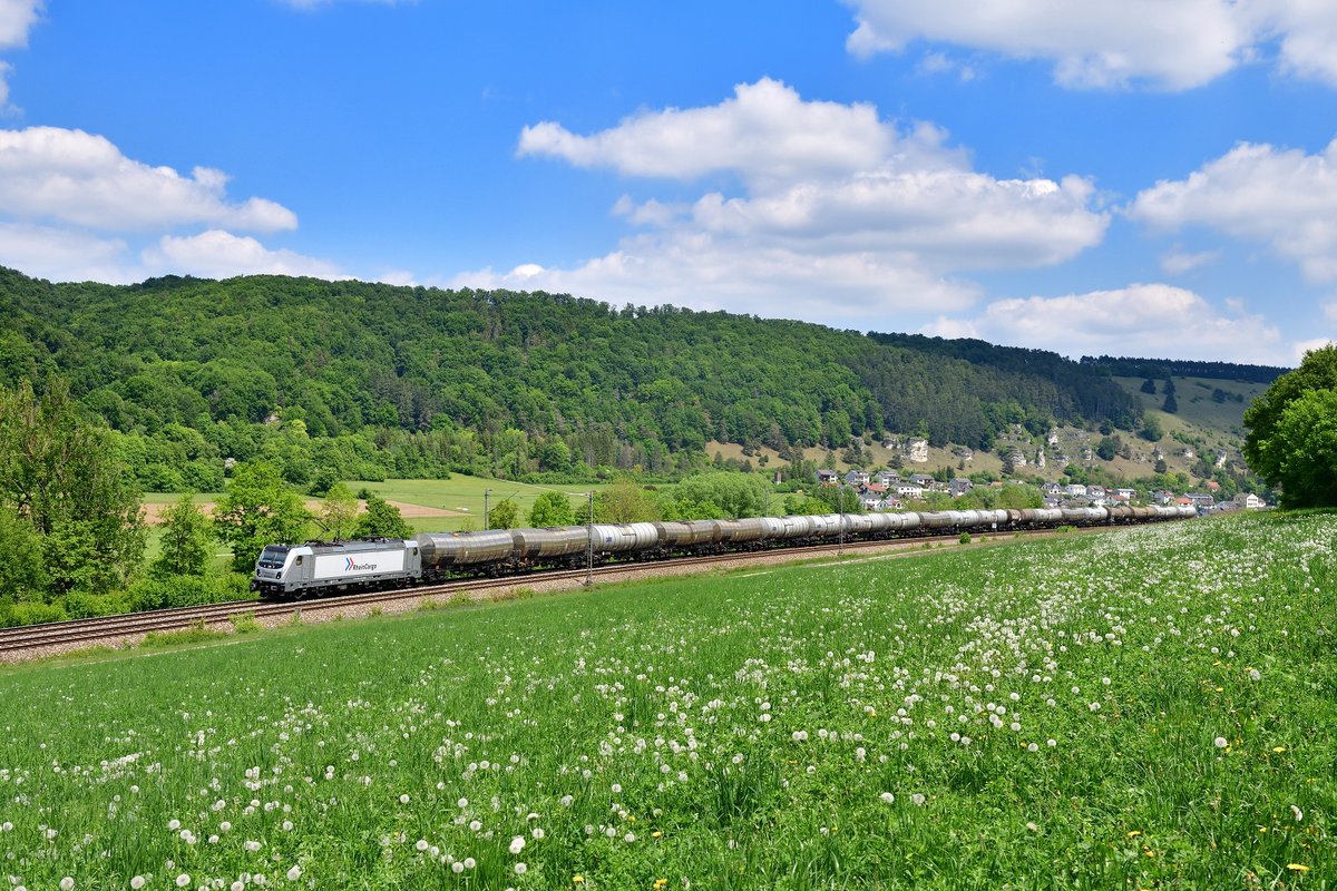 187 070 mit einem Kesselzug am 16.05.2020 bei Obereichstätt.