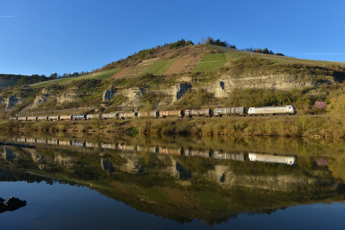 187 071 mit einem Kesselzug am 07.04.2018 bei Himmelstadt. 