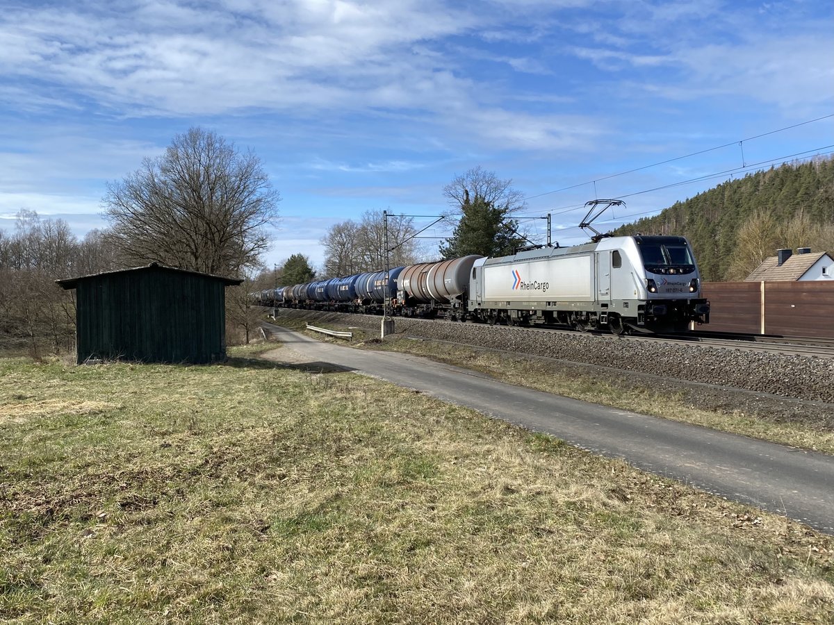 187 071 von RheinCargo färt mit einem Kesselwagenzug am 20.03.2021 durch Ronshausen in Richtung Eisenach.