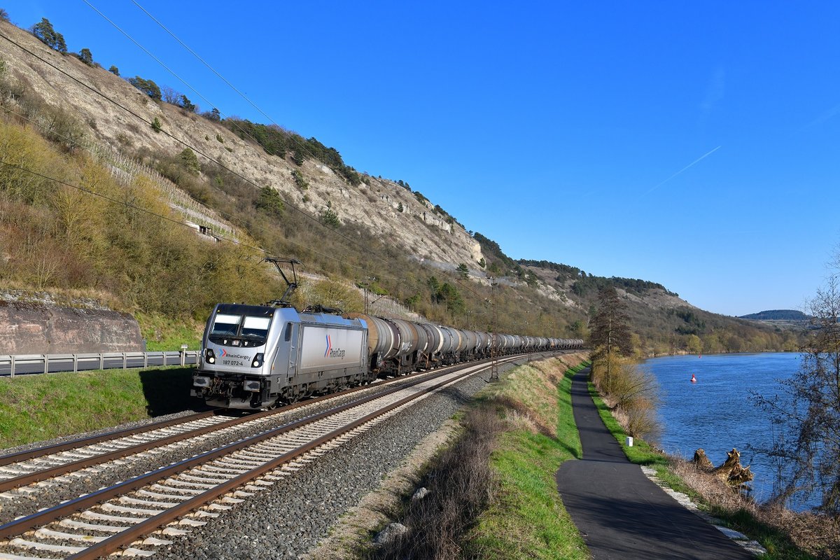 187 072 mit einem Kesselzug am 07.04.2019 bei Gambach.