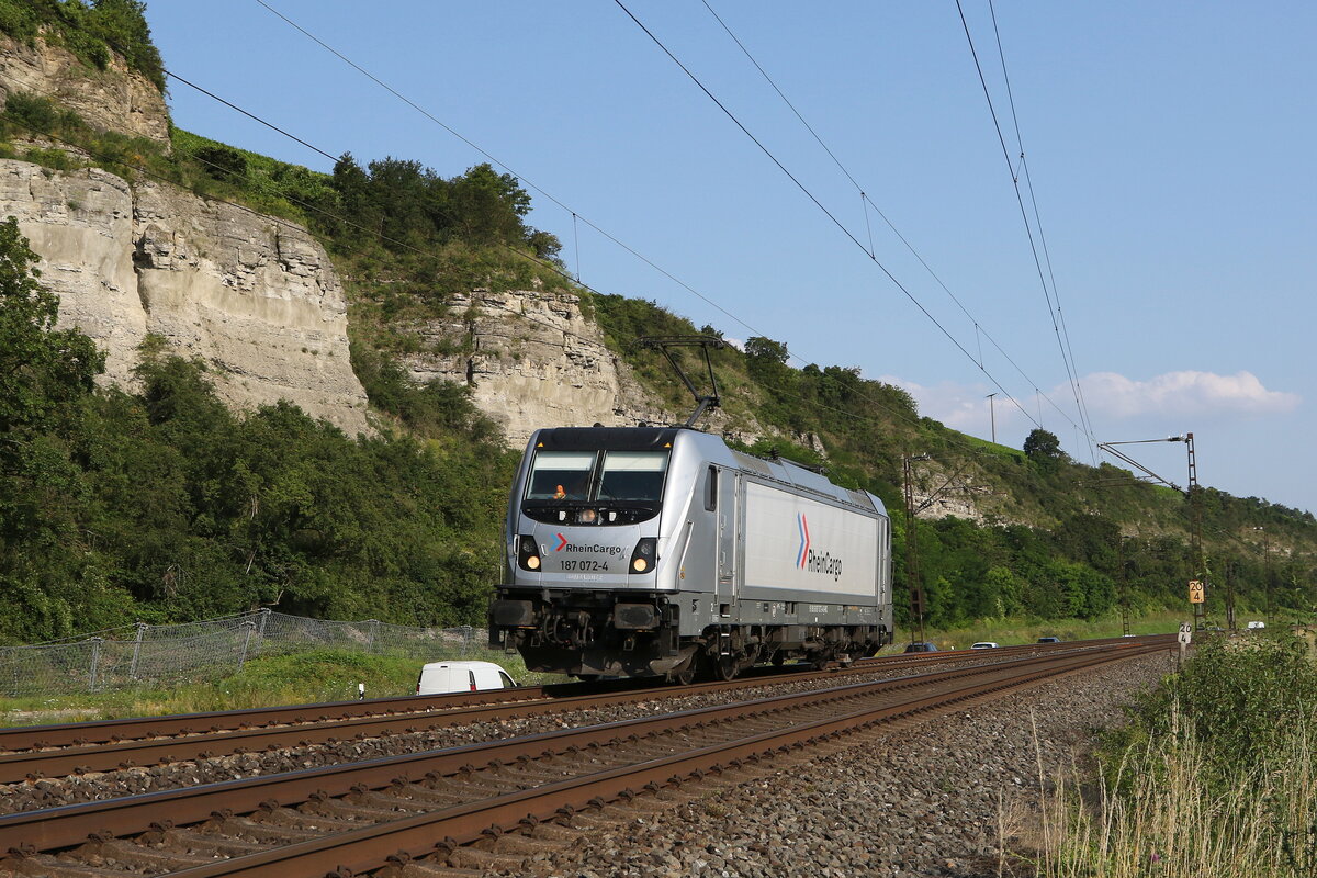 187 072 von  Rhein-Cargo  war am 23. Juli 2021 bei Himmelstadt in Richtung Gemünden unterwegs.