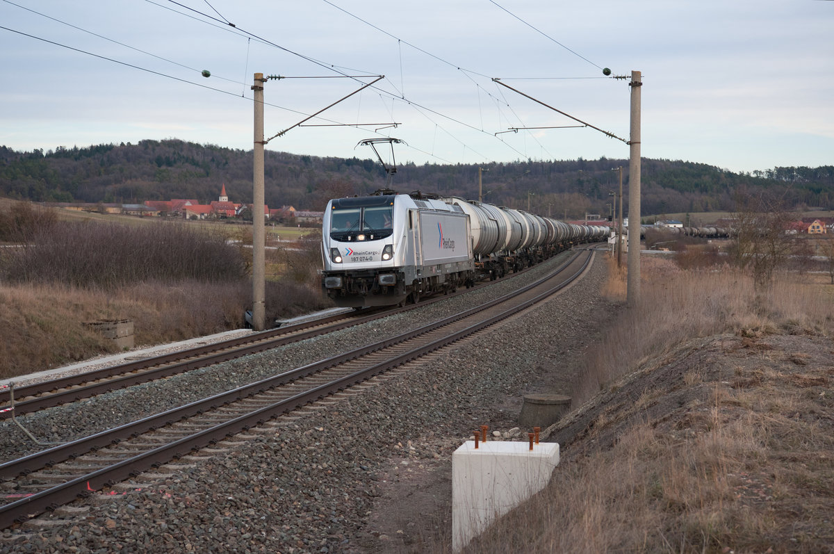 187 074 von Rhein Cargo mit einem Kesselwagenzug bei Mitteldachstetten Richtung Würzburg, 23.02.2019