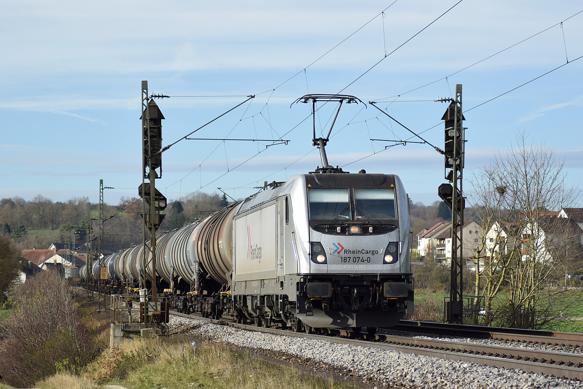 187 074 überquert am 23. November 2017 die Schwäbische Alb zwischen Lonsee und Westerstetten Richtung Ulm  mit einem langen Kesselwagenganzzug.