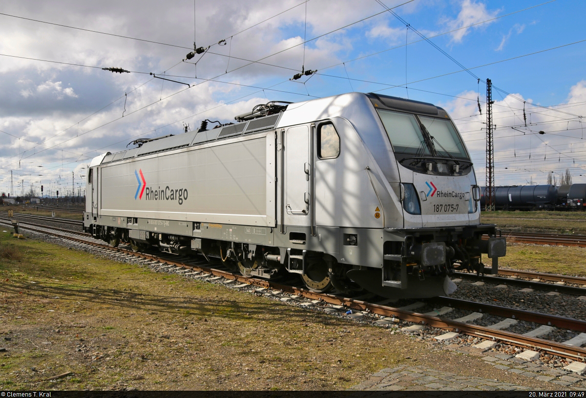 187 075-7 ist im Bahnhof Großkorbetha auf Gleis 1 abgestellt.

🧰 RheinCargo GmbH & Co. KG
🕓 20.3.2021 | 9:49 Uhr