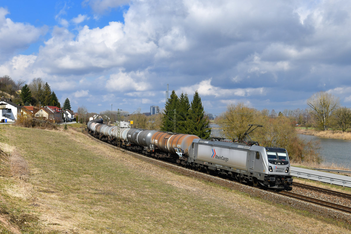 187 075 mit einem Kesselzug am 29.03.2018 bei Pleinting. 