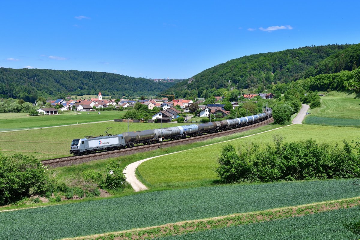 187 075 mit einem Kesselzug am 01.06.2020 bei Breitenfurt.