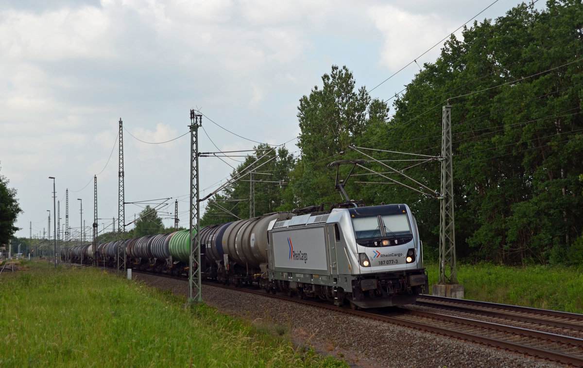 187 077 führte am 03.06.18 einen Kesselwagenzug durch Muldenstein Richtung Bitterfeld.