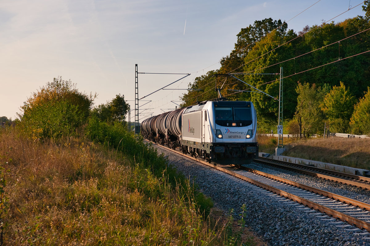 187 077 RHC mit einem Kesselwagenzug bei Oberdachstetten Richtung Ansbach, 19.09.2019