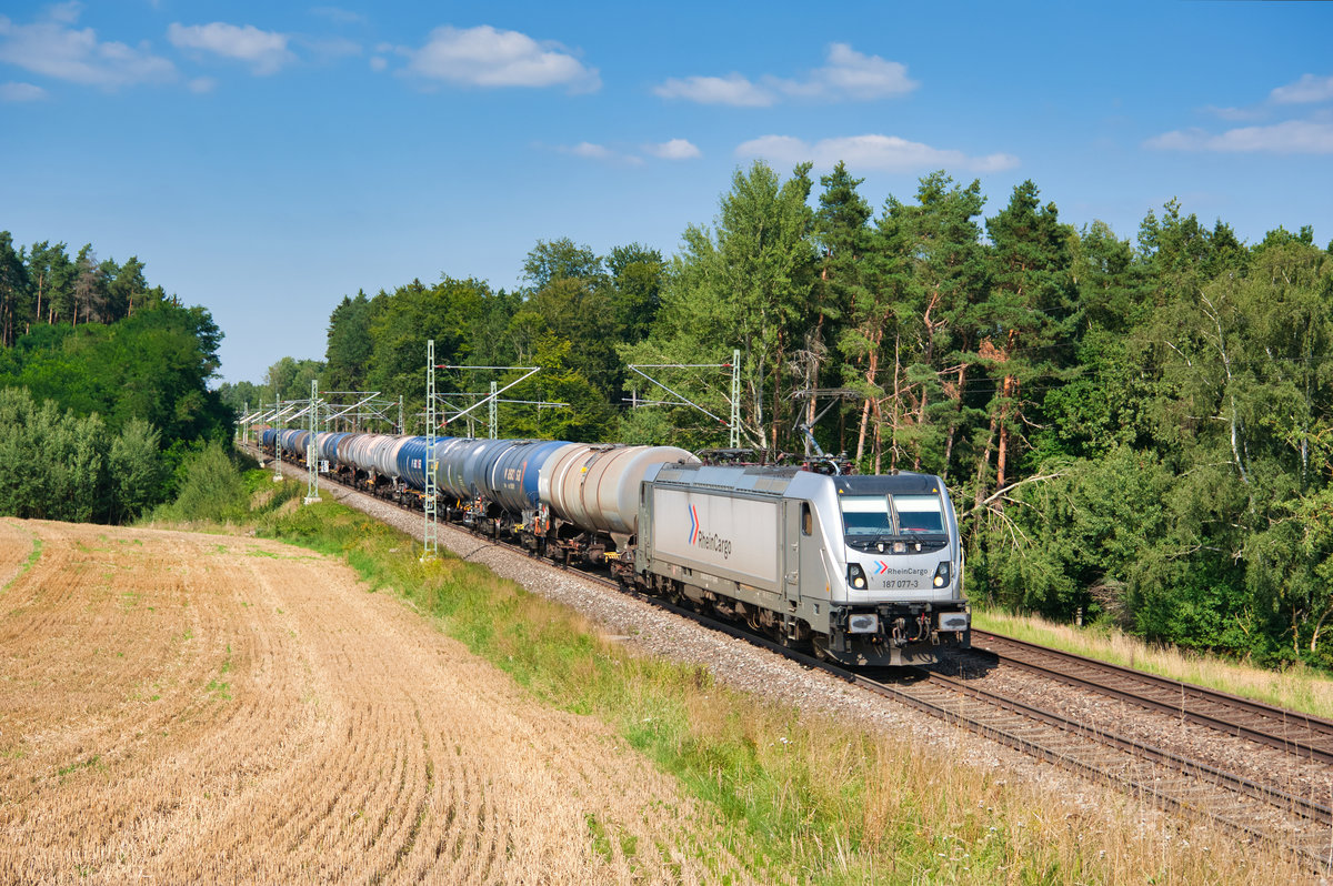 187 077 von Rhein Cargo mit einem Kesselwagenzug bei Ratzenwinden Richtung Treuchtlingen, 23.08.2019