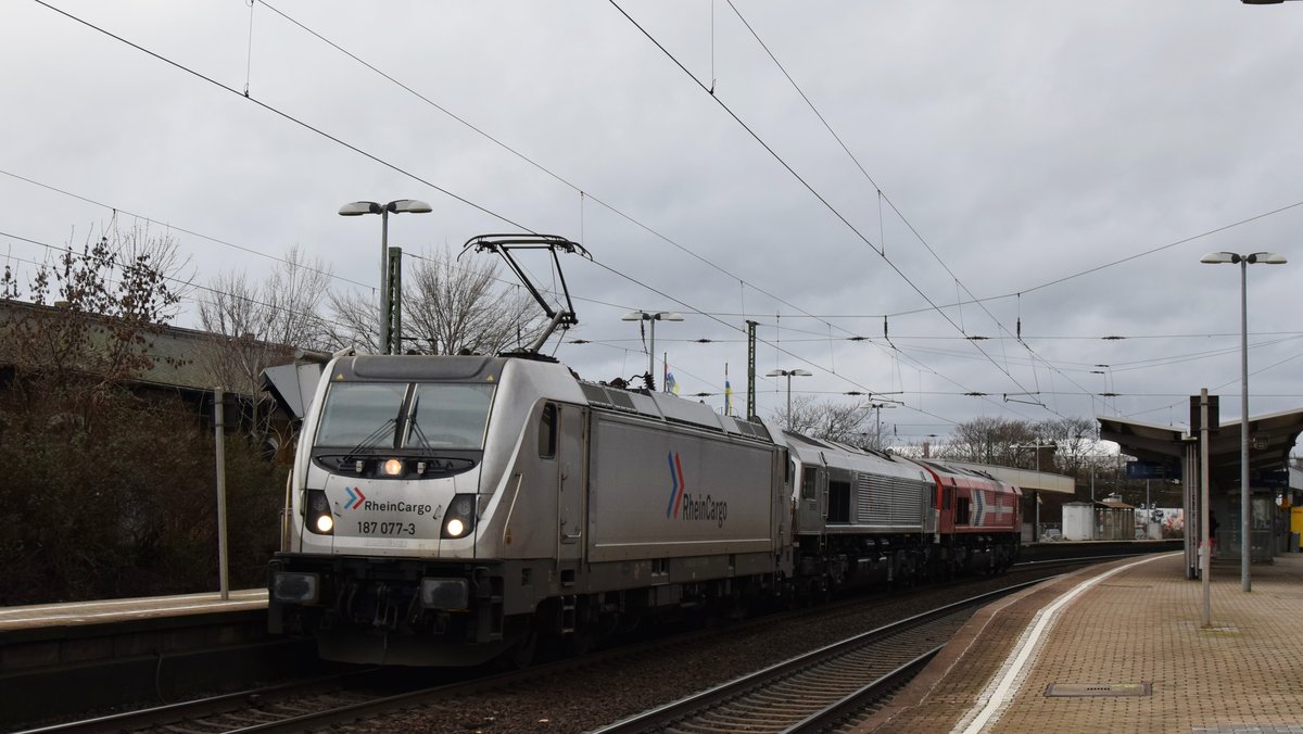 187 077 zieht zwei Class 66-Lokomotiven durch Mainz Kastel gen Kostheim. Aufgenommen am 27.1.2019 14:47