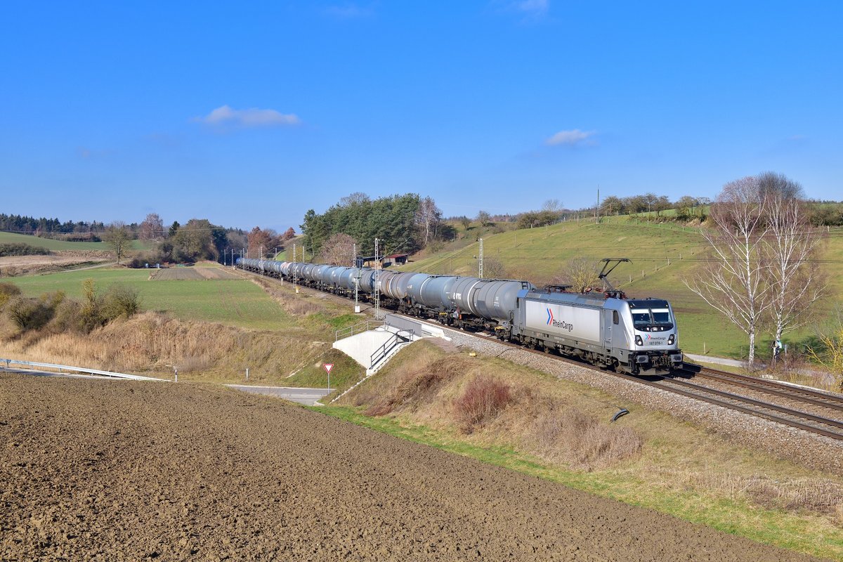 187 078 mit einem Kesselzug am 07.02.2020 bei Fahlenbach.