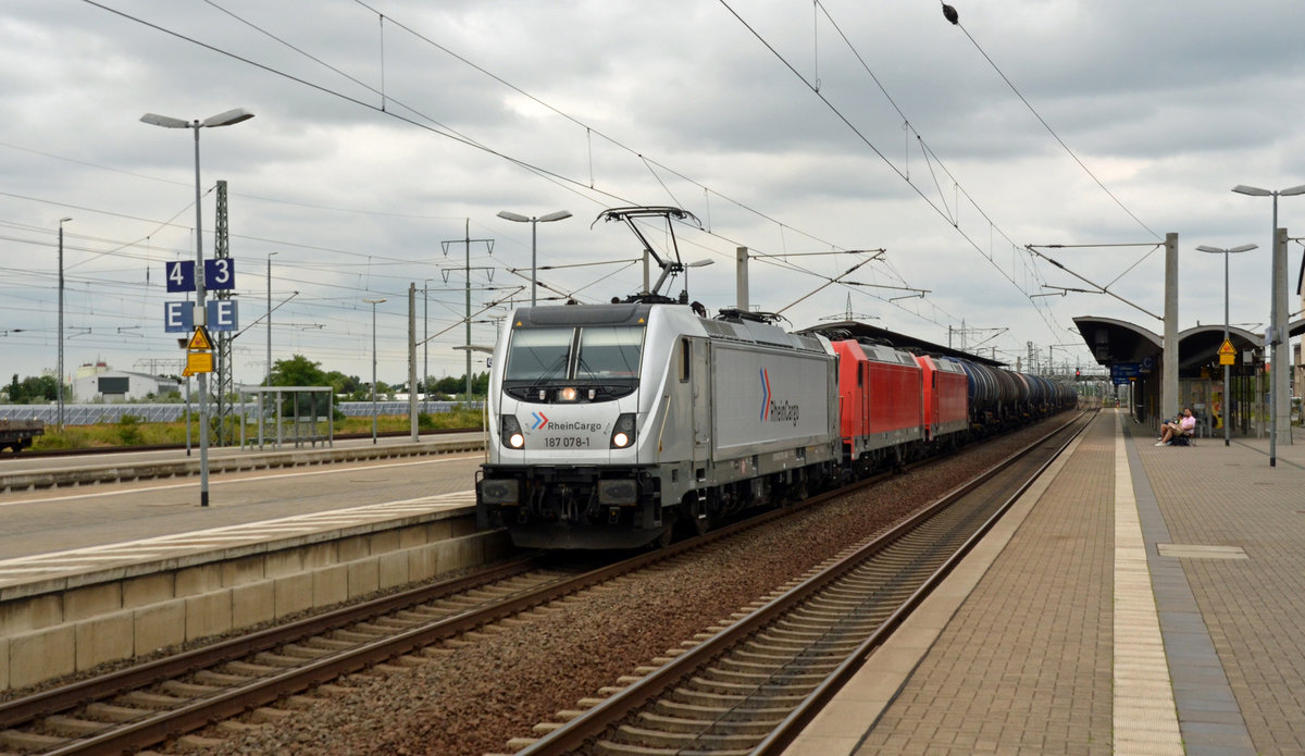 187 078 der Rheincargo schleppte am 14.07.19 einen Kesselwagenzug durch Bitterfeld Richtung Halle(S). Bei den Wagenloks handelt es sich um 185 350 und 185 605.