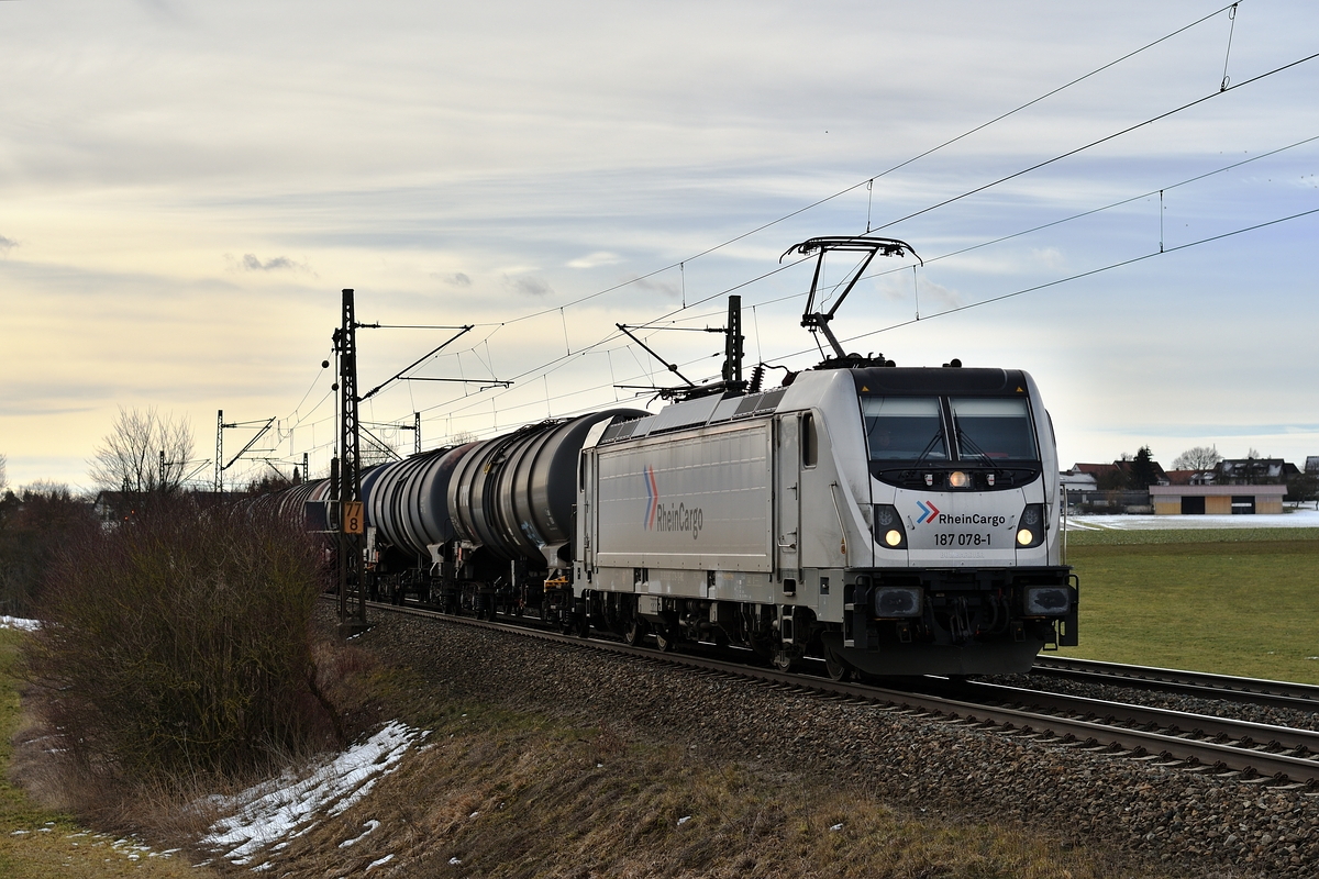 187 078 von RheinCargo zog am 9. Februar 2019 einen Kesselzug durch Westerstetten.