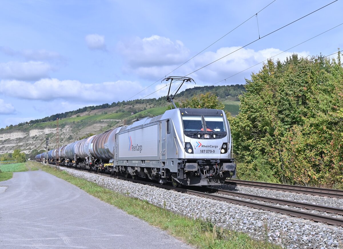 187 079-9 mit einem Öler am Haken bei Thüngersheim in Richtung Veitshöchheim fahrend am 28.9.2021