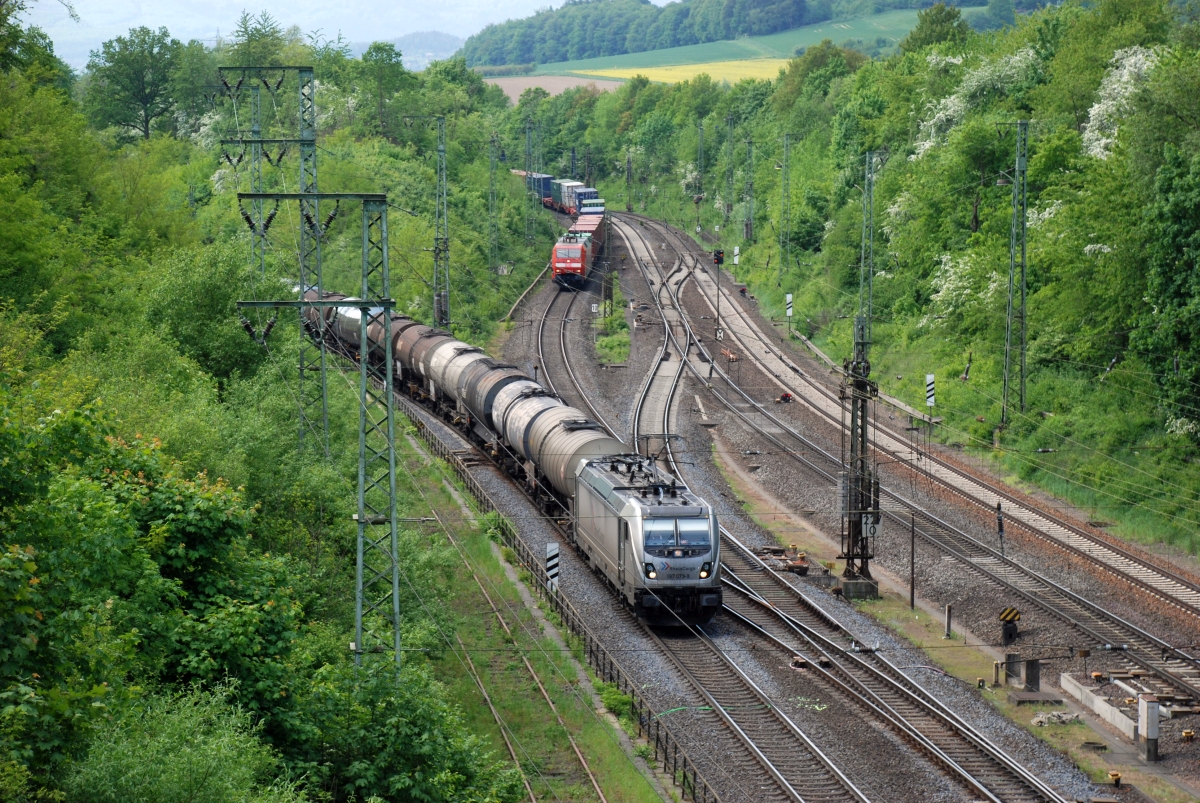 187 079 von Rheincargo, die uns am 9.5.2018 bereits in Blankenheim bei Bebra vor die Linse fuhr, trafen wir einige Stunden später in Eichenberg - aus Richtung Kassel kommend - wieder.