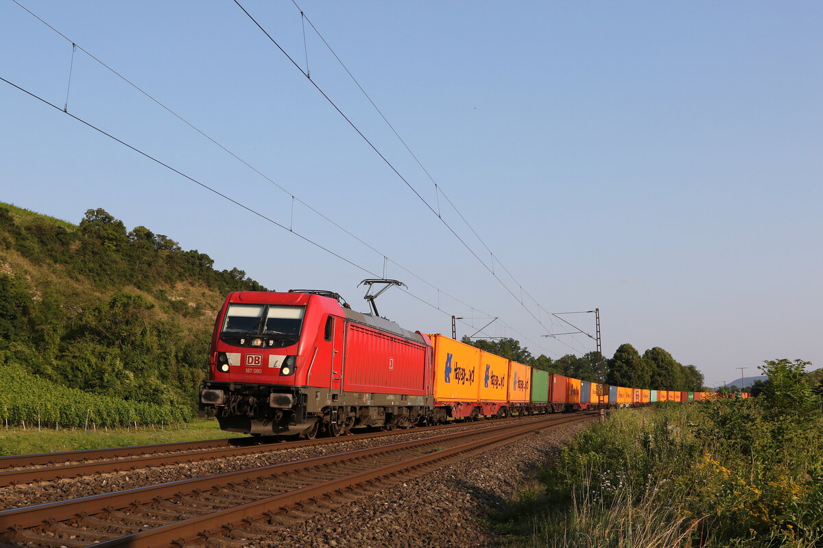 187 080 mit einem Containerzug am 23. Juli 021 bei Himmelstadt am Main.