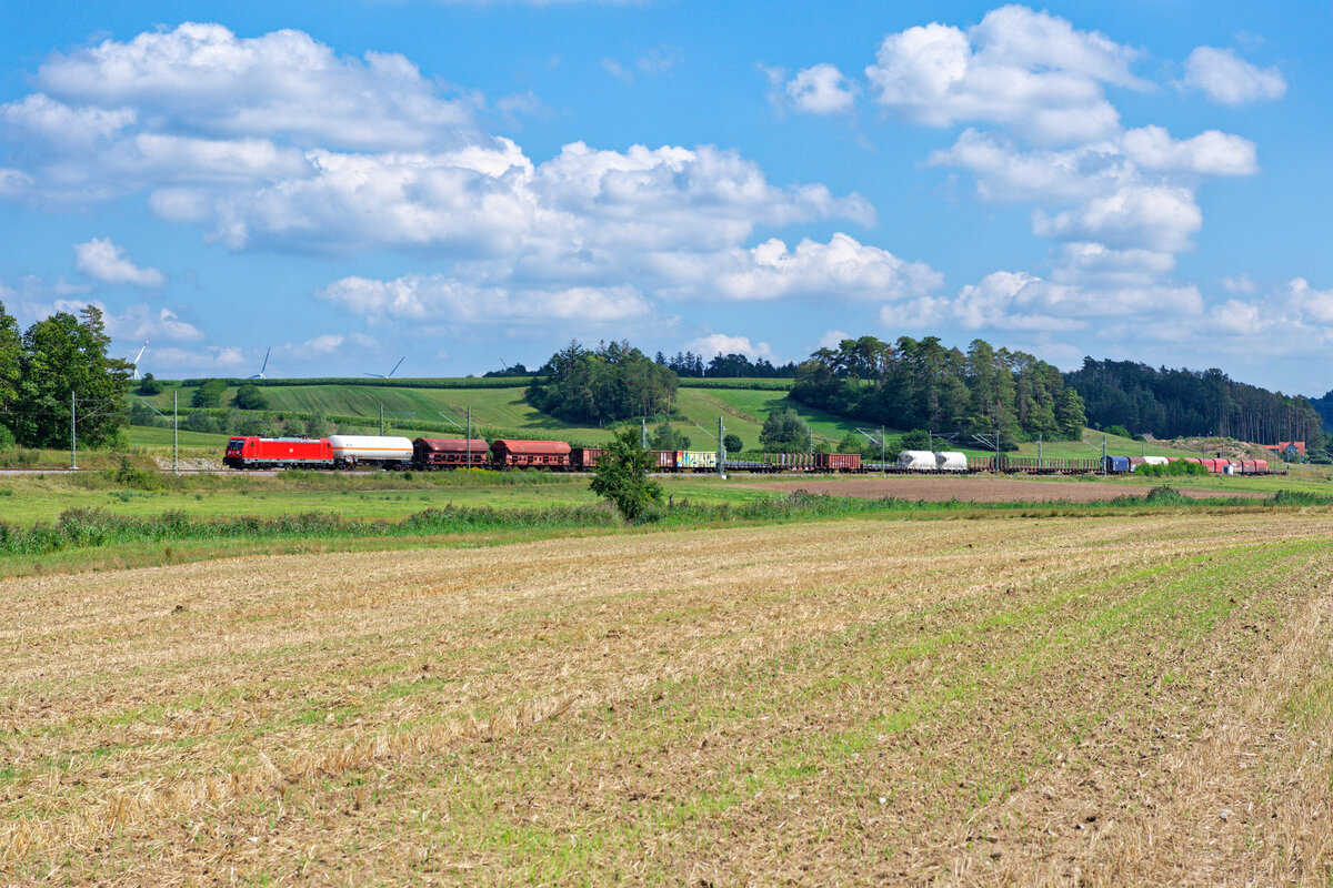187 081 DB Cargo mit einem gemischten Güterzug bei Oberdachstetten Richtung Würzburg, 16.08.2020
