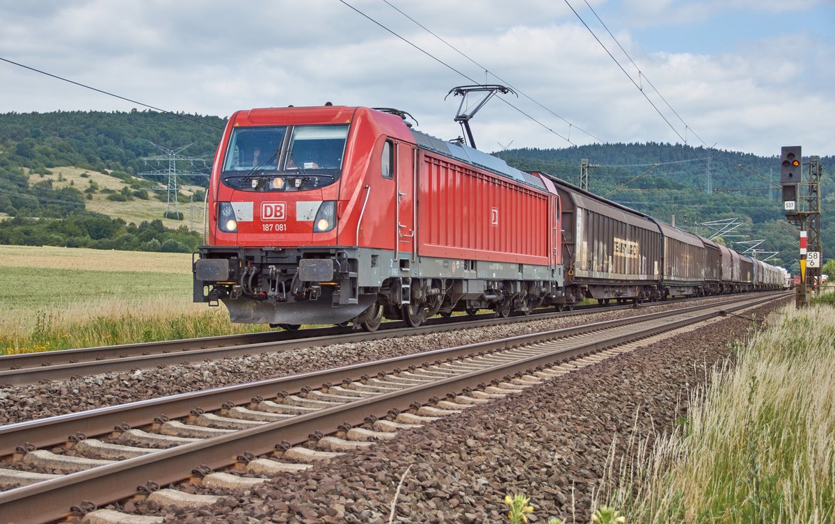 187 081 mit einen Güterzug gesehen am 20.06.2018 bei Reilos.