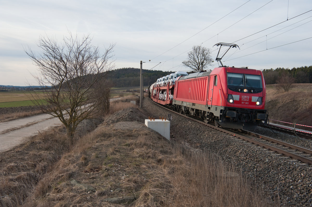 187 083 mit einem gemischten Güterzug bei Mitteldachstetten Richtung Ansbach, 23.02.2019