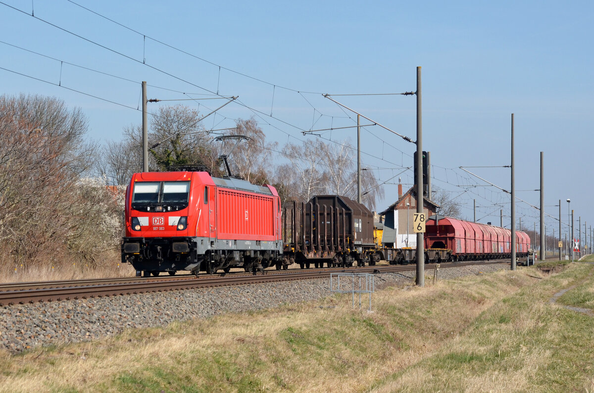 187 083 schleppte am 26.03.22 einen kurzen gemischten Güterzug durch Braschwitz Richtung Halle(S).