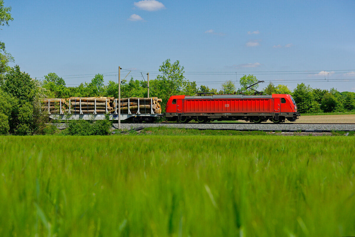 187 084 mit einem gemischten Güterzug bei Uffenheim Richtung Ansbach, 16.05.2020