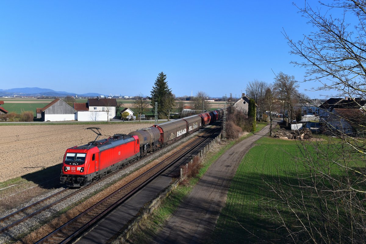 187 084 mit einem Güterzug am 20.03.2019 bei Stephansposching. 