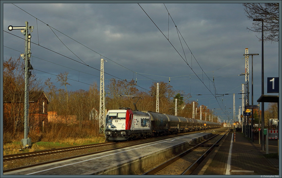 187 085 der EP Cargo kommt am 11.02.2022 mit ihrem Güterzug auf dem Überholgleis in Königsborn zum Stehen. 