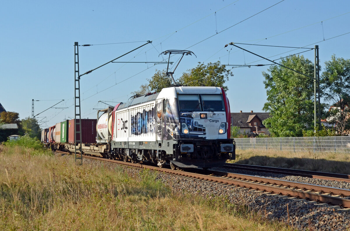 187 086 der Locon führte am 20.09.24 einen Bertschi-Containerzug durch Jütrichau Richtung Roßlau.