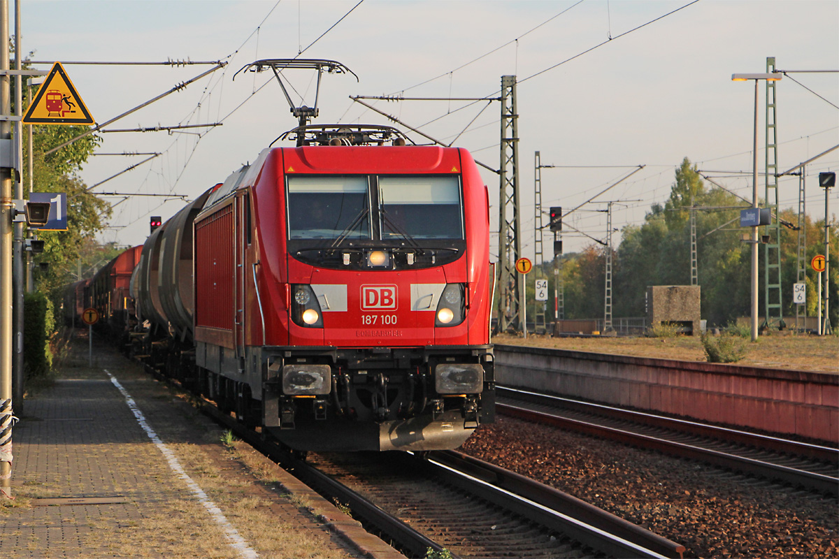 187 100 kommt am Morgen des 20.09.2018 mit ihrem gemischten Güterzug durch den Bahnhof Groß-Gerau Dornberg, sie hat
den Abzweig von der Rhein-Main-Bahn aus Richtung Mainz befahren und biegt nun auf die Riedbahn in Richtung Mannheim
ein. Dieser Abzweig wird im Güterverkehr noch recht häufig genutzt, der vor einigen Jahrzehnten noch übliche
Personenverkehr ist dagegen eingestellt worden.
