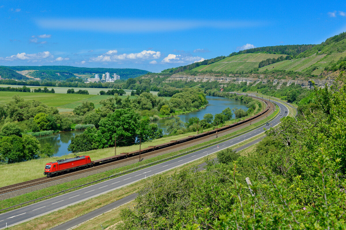 187 100 mit einem leeren Flachwagenzug bei Himmelstadt Richtung Würzburg, 12.06.2020