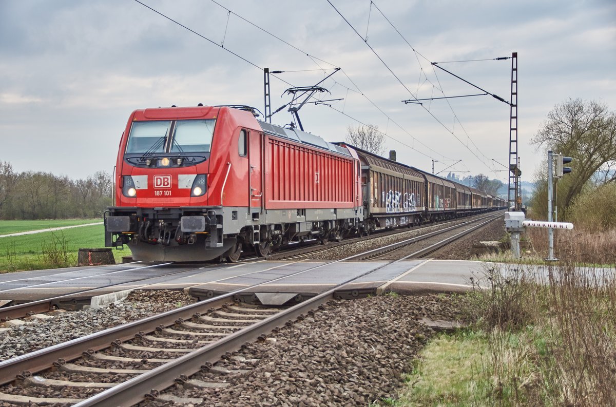 187 101 mit einen Schiebewandzug in Richtung Hanover unterwegs,gesehen am 11.04.2018 bei Friedland.