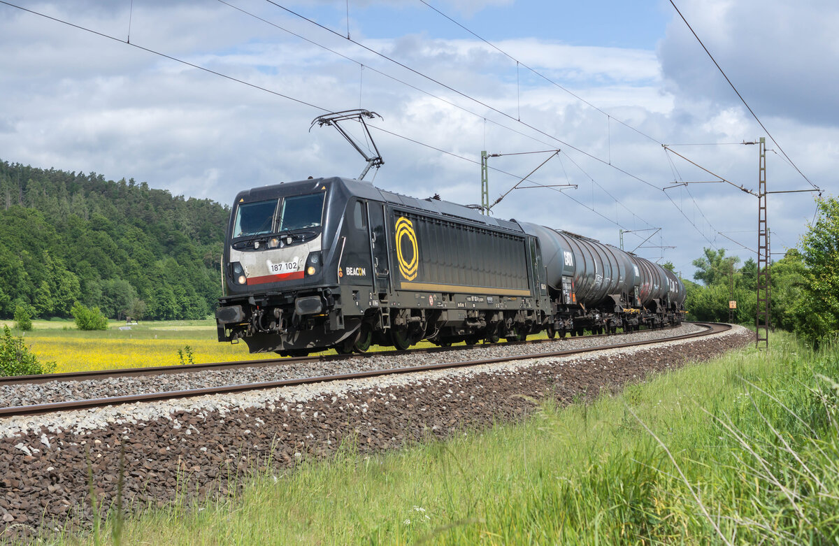 187 102-9 mit einem Kesselzug bei Hermannspiegel am 22.05.2025.