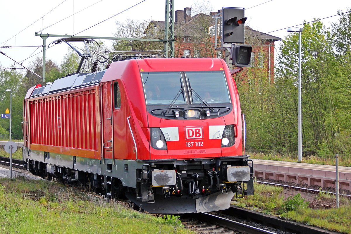 187 102 bei der Durchfahrt in Baunatal Guntershausen von Kassel kommend in Richtung Bebra. 03.05.2017