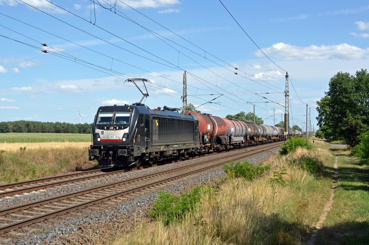 187 102 der MRCE schleppte am 16.07.23 einen Kesselwagenzug durch Wittenberg-Labetz Richtung Dessau.