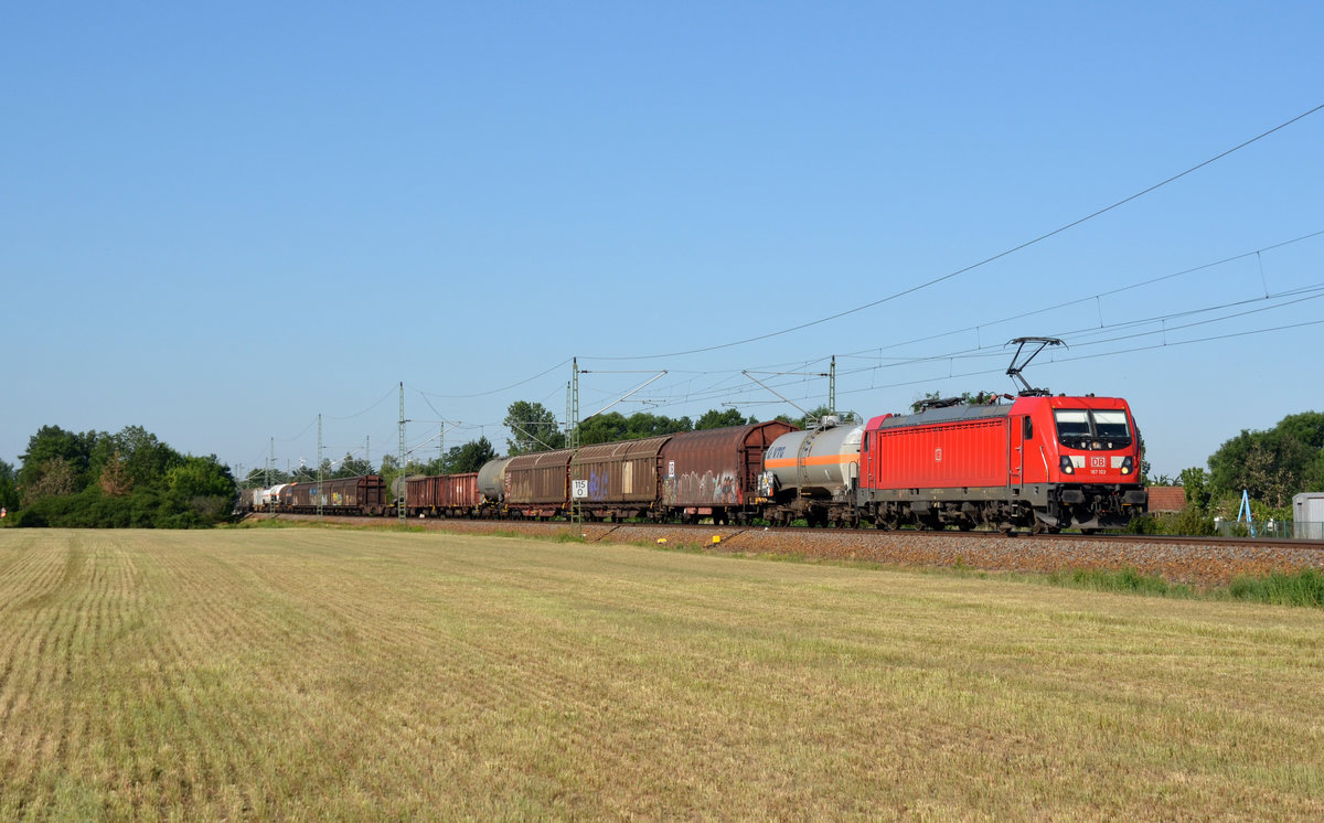 187 103 führte am 29.06.19 einen gemischten Güterzug durch Gräfenhainichen Richtung Wittenberg.