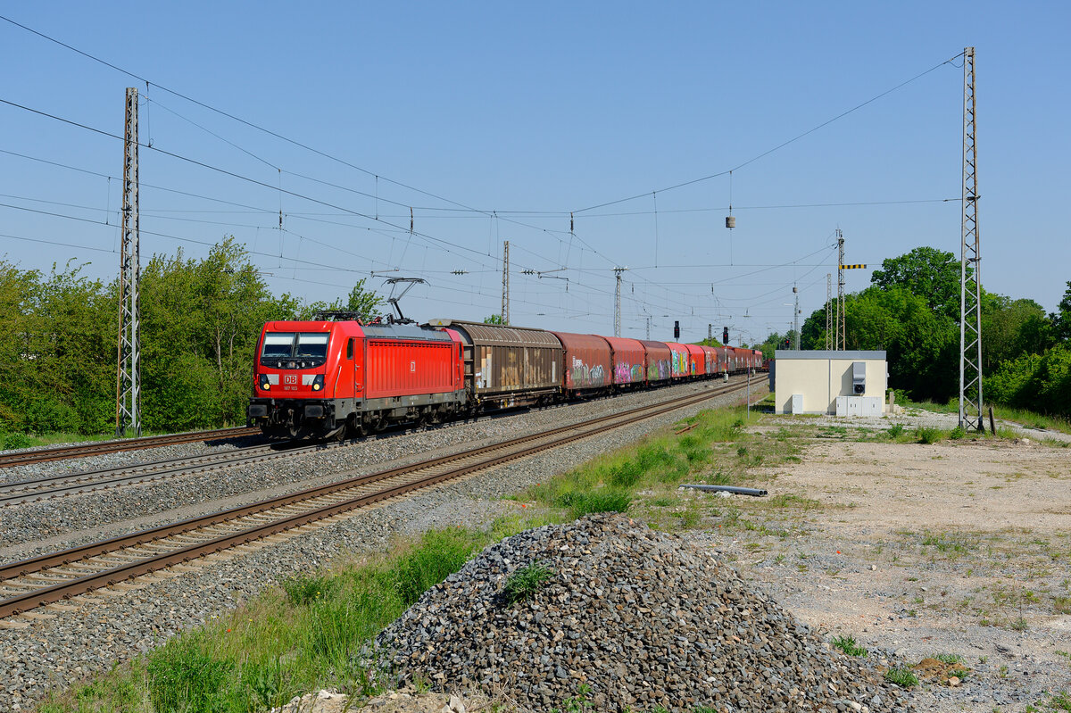 187 103 mit einem gemischten Güterzug bei Herrnberchtheim Richtung Ansbach, 16.05.2020
