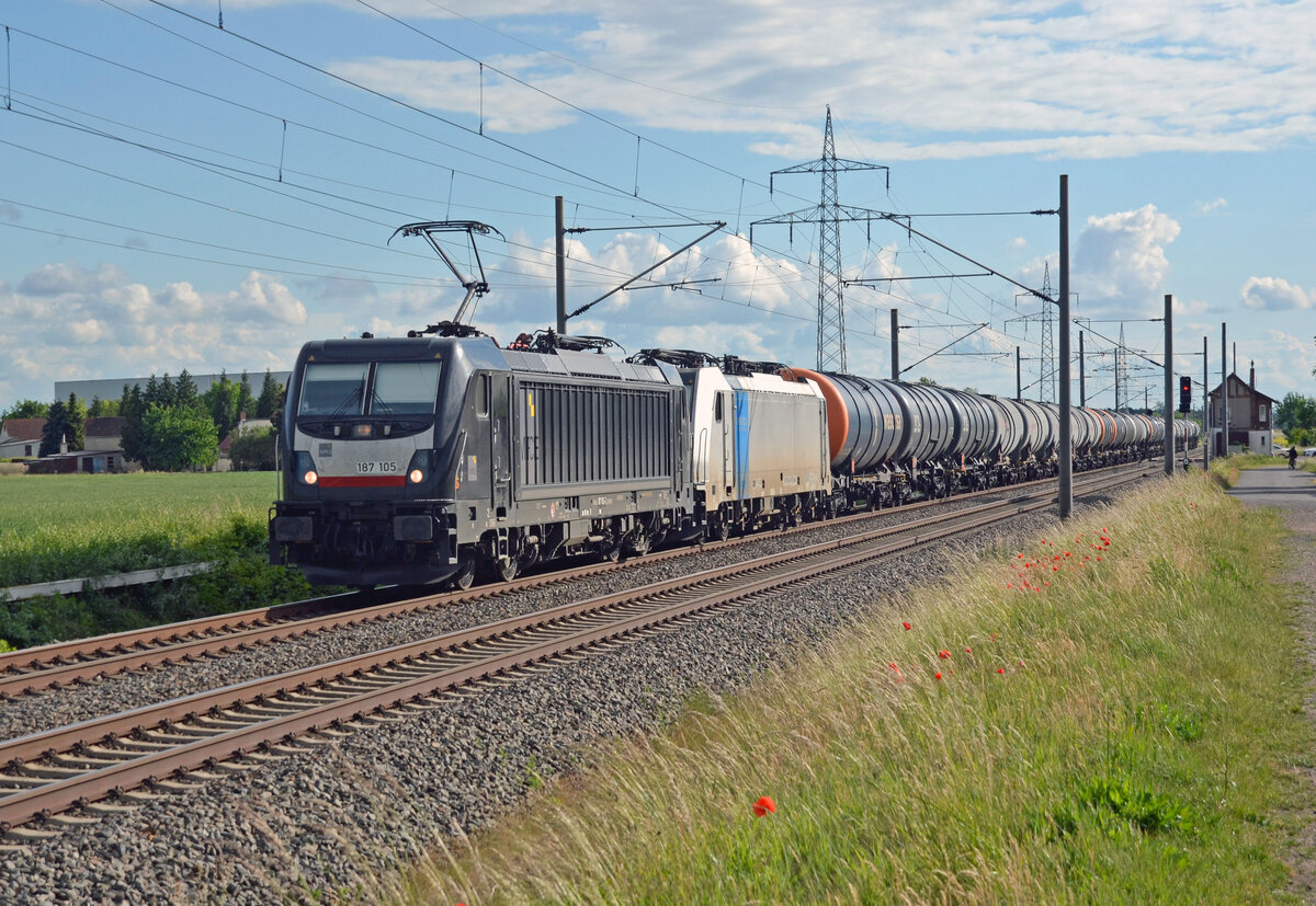 187 105 der MRCE schleppte am 29.05.22 neben der Wagenlok 186 429 einen Kesselwagenzug durch Braschwitz Richtung Magdeburg.