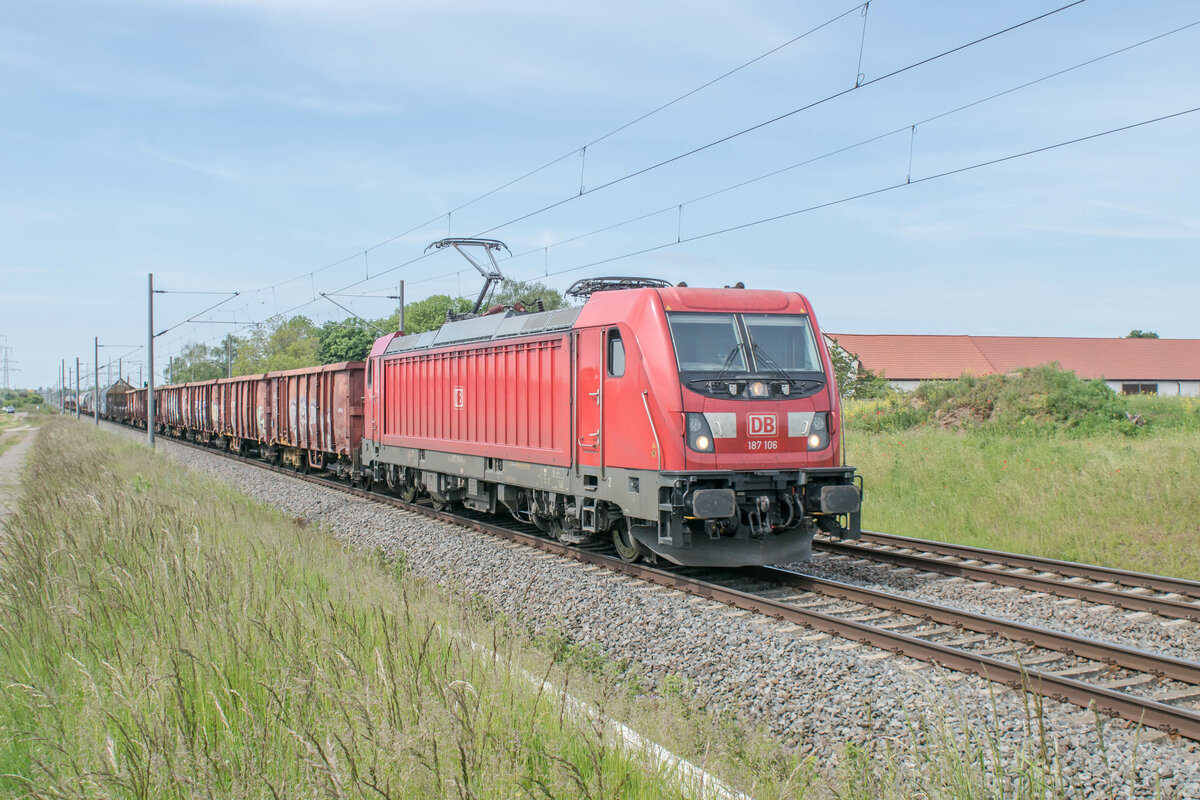 187 106-0 ist am 01.06.2021 mit einen gemischten Güterzug in Richtung Magdeburg bei Braschwitz unterwegs.