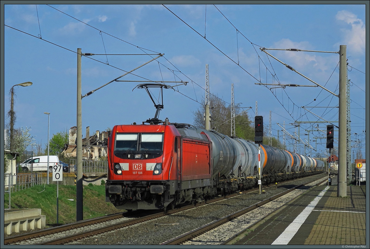 187 106 der DB Cargo rollt am 12.04.2020 mit einem Kesselzug durch den Bahnhof Nordhausen.