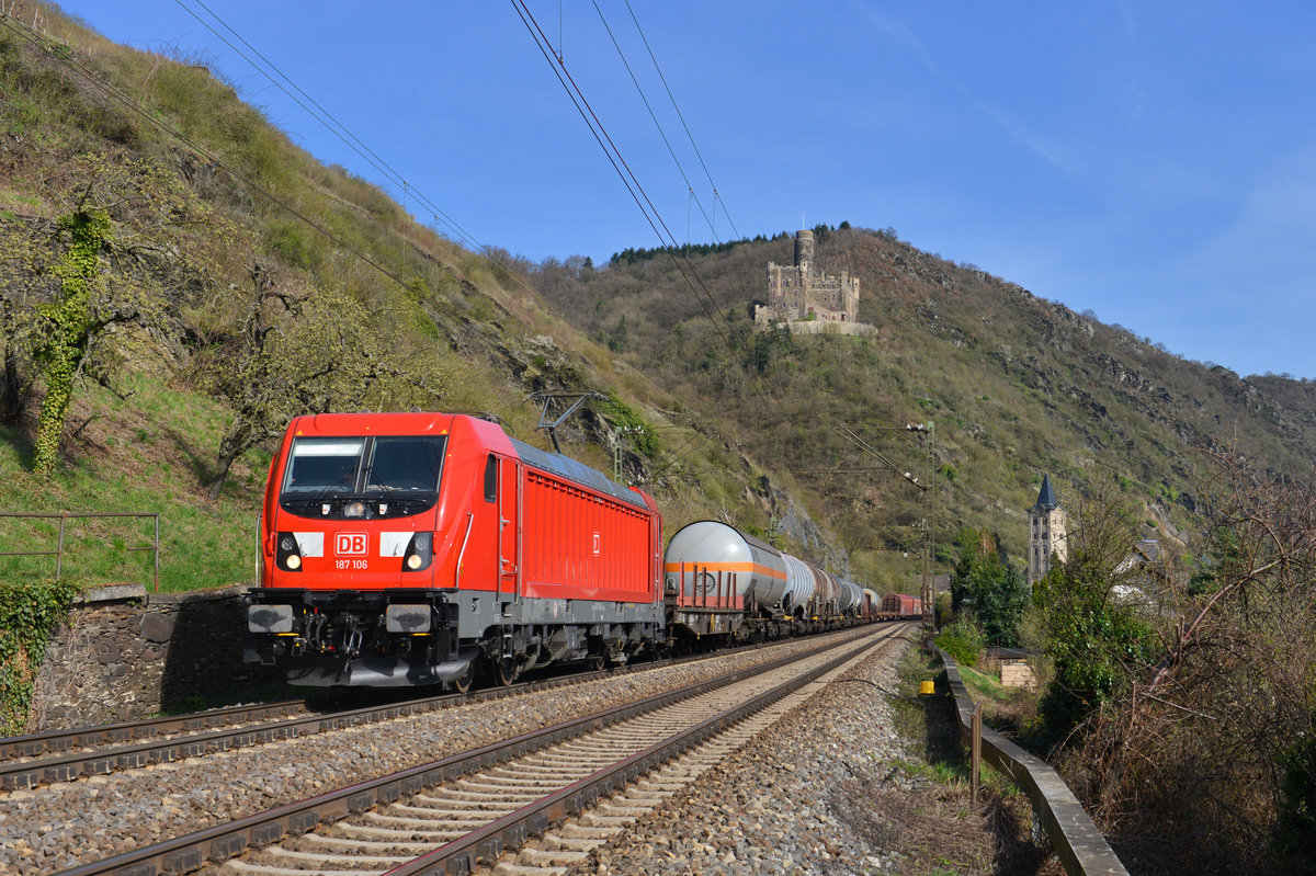 187 106 mit einem Güterzug am 25.03.2017 bei Wellmich. 