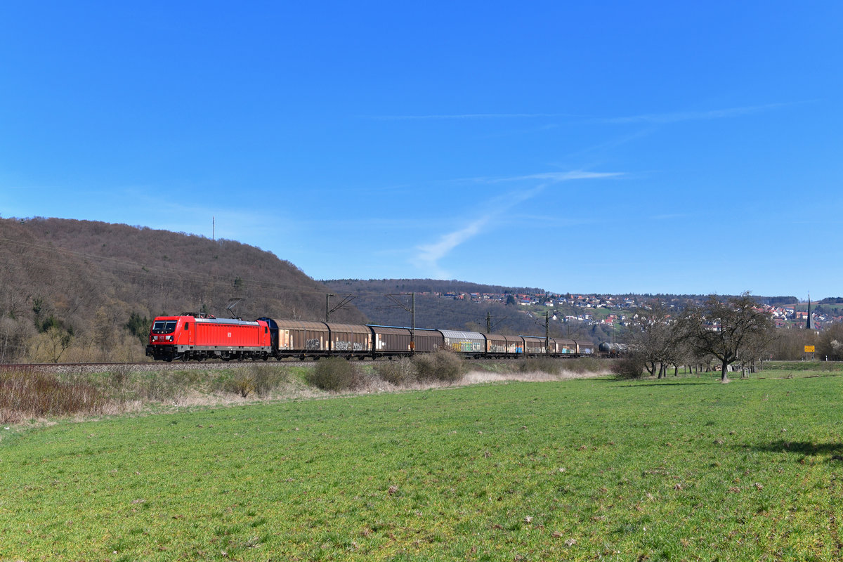 187 106 mit einem Güterzug am 07.04.2018 bei Wernfeld. 