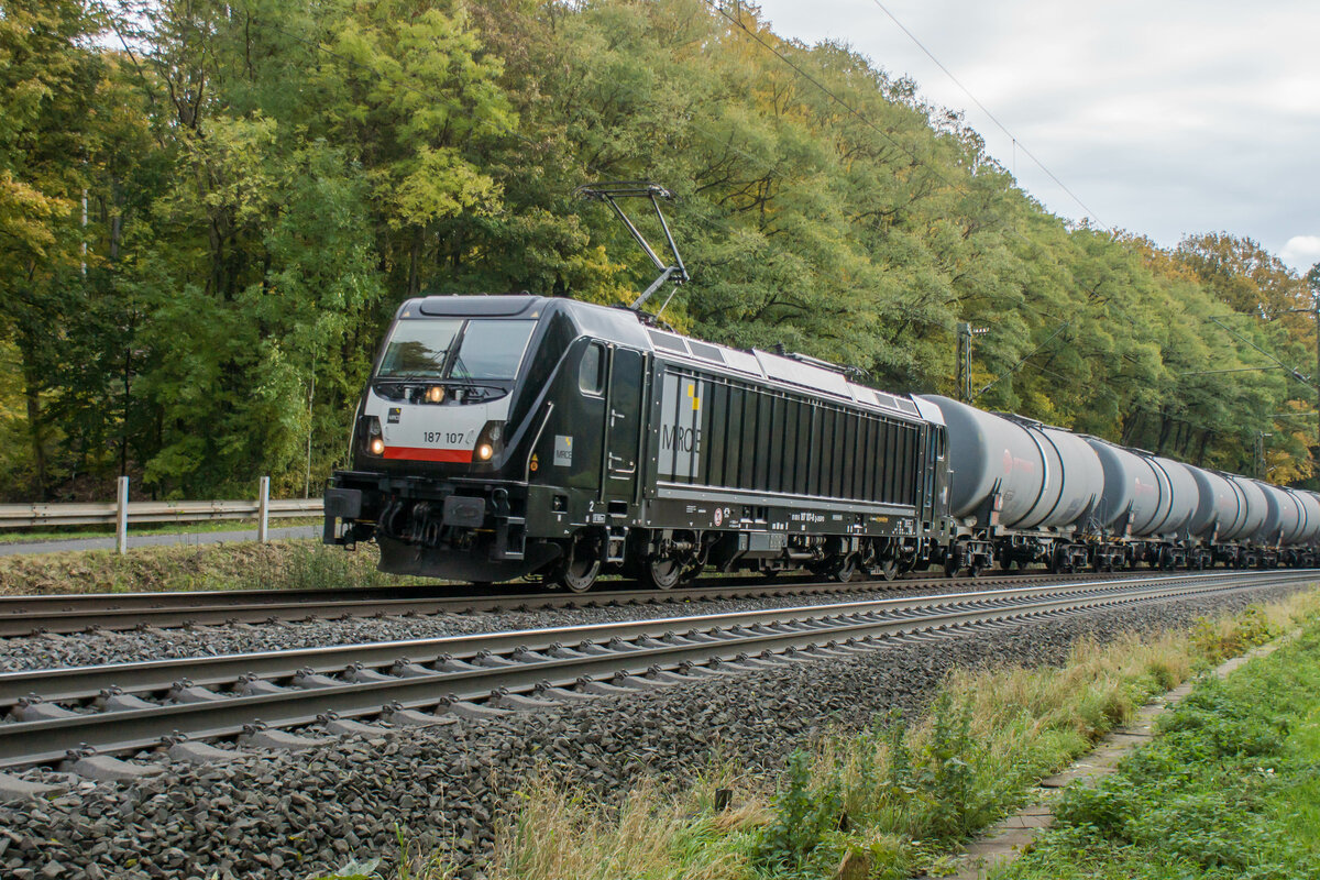 187 107-8 mit einen Kesselzug in Richtung Norden unterwegs,Vollmerz am 20.10.2021