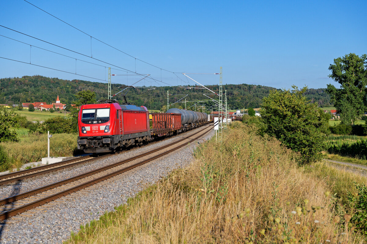 187 109 DB Cargo mit einem gemischten Güterzug bei Oberdachstetten Richtung Würzburg, 06.08.2020